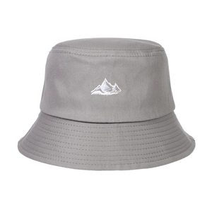 Détail de chapeau bob gris en coton avec broderie de montagne blanche et bord surpiqué