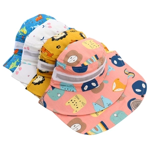 Détail de chapeaux soleil enfant avec aération en maille, larges bords et motifs dessin