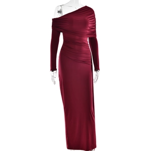 Détails de la texture froncée élégante et du drapé asymétrique sur cette robe longue bordeaux