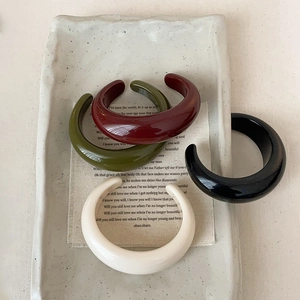 Retro resin C-shaped chunky bangles in olive, crimson, black, and cream colors