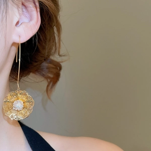 Détails de boucles d'oreilles fleur plaquées or 18K avec zircon blanc au style luxueux