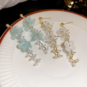 Elegant Long Tassel Flower Drop Earrings Resin Petals Alloy Artificial Crystal With Silver Earring Post For Women Fashion