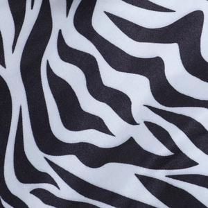 Gros plan du tissu à imprimé zèbre montrant une texture douce et un tissage fin
