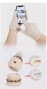 Détail de la doublure polaire et des gants tactiles d'un ensemble hivernal tricoté