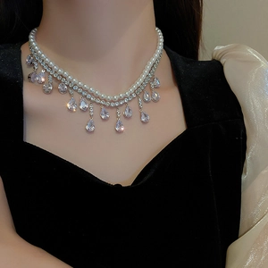 Dettaglio della collana barocca a doppio strato con perle bianche e zirconi a goccia