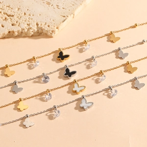 Bracciale a farfalla placcato oro 18k con inserto in conchiglia e dettagli zirconi