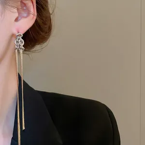 Boucles d'oreilles minimalistes à franges avec anneaux argentés et pompons dorés