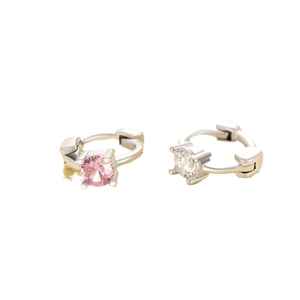 Kleine silberne Creolen mit rosa und klarem Zirkon-Stein in einer Vier-Krallen-Fassung