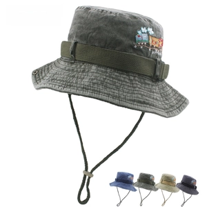 Dettaglio del cappello da sole grigio con ricamo, sottogola regolabile e opzioni colore