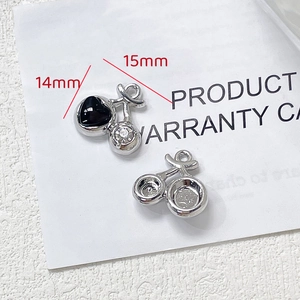 Détail des breloques cerise 14x15mm avec pierres de cœur noires pour bijoux Y2K