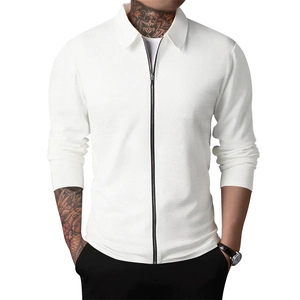 Gros plan du tissu blanc à texture gaufrée sur la veste polo à fermeture éclair homme