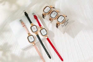 Détail de montres pour femmes avec bracelets en cuir multicolores et lunettes en strass