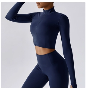 Détail de la veste de yoga bleu marine à fermeture éclair avec col montant et passe-pouces
