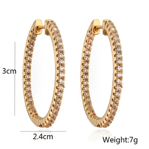 Details vergoldeter Oval-Ohrringe mit Zirkon, Größe 3cm x 2,4cm, Gewicht 7g, auf weißem Grund