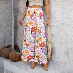 Pantalon bohème rose à jambes larges et fleurs, taille à cordon, présenté sur un mannequin