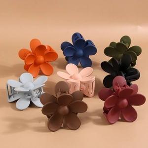 Vue à plat de huit pinces à cheveux fleurs mates en plusieurs couleurs avec ressort métal