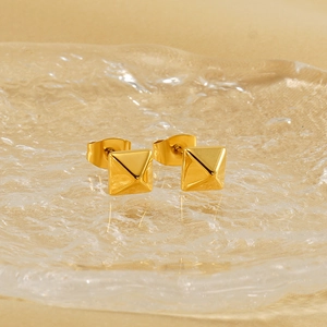 Boucles d'oreilles minimalistes en acier inoxydable doré 18k sur plateau en verre