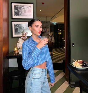Détail d'une chemise courte à rayures bleues et blanches avec manches longues et col
