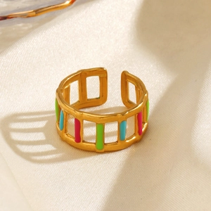 Anello aperto geometrico colorato in acciaio inossidabile dorato su seta color crema