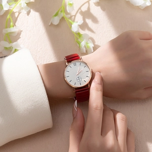 Montre élégante pour femme en or rose avec bracelet rouge extensible et cadran