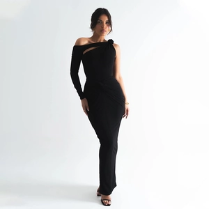 Détail d'une robe noire à une épaule avec découpes à la taille et design à fronces chic