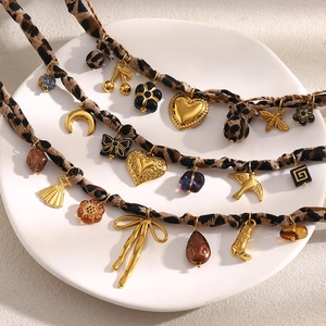 Collier En Acier Inoxydable Plaqué Or 18 Carats Tissu Léopard Multiples Pendentifs Coeur Lune Papillon Pour Femmes