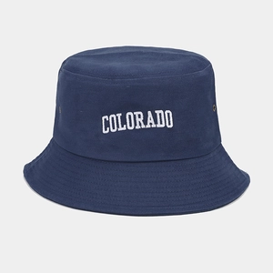 Dettaglio del ricamo bianco Colorado su un cappello alla pescatora blu navy
