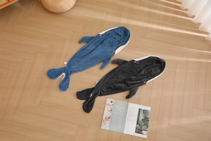 Detailweergave van ongevulde walvis knuffelhoezen in blauw en grijs op houten vloer