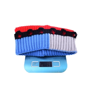 Bandeau en tricot à rayures colorées et motifs G creux sur une balance numérique