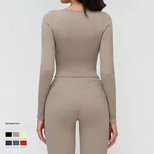 Ensemble de yoga brossé à col en V avec haut à manches longues et legging taupe, vue de dos