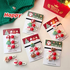 Detalle de pinzas navideñas de resina con motivos de Papá Noel y muñecos de nieve