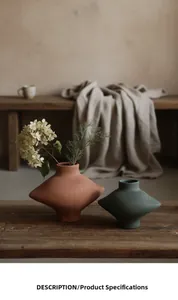 Détail de vases géométriques en céramique avec surface brossée dans un décor de style wabi-sabi