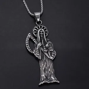 Pendentif faucheuse gothique en argent vintage avec chaîne sur fond noir texturé