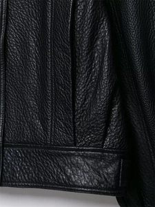 Detailaufnahme der hochwertigen schwarzen Kunstlederjacke mit Litschimuster-Narbe