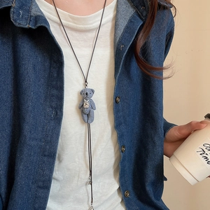 Détail du collier créatif avec pendentif ours en jean bleu et cristal étincelant