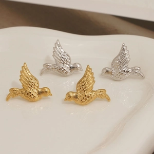 Minimalistische Vogel-Ohrstecker aus Edelstahl in Gold und Silber mit Federmuster