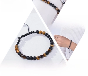 Détail du bracelet en perles d'œil de tigre et pierre mate avec carte de code Morse