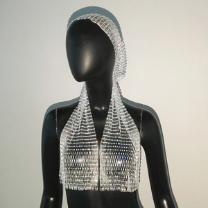 Gros plan sur la capuche et le gilet en résille strassée argentée aux reflets métalliques