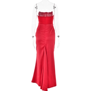 Détail du dos d'une robe de soirée en satin rouge avec fermeture éclair et fente