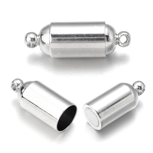 Detailansicht silberner zylindrischer Magnetverschlüsse mit Ösen für Schmuck