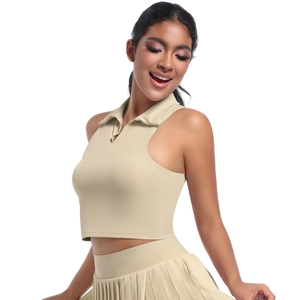 Détail du haut court polo sans manches beige et de la jupe plissée pour tennis