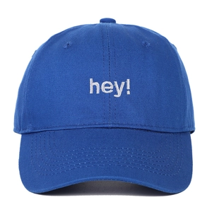 Détail de la broderie blanche hey sur casquette bleu marine avec surpiqûres précises