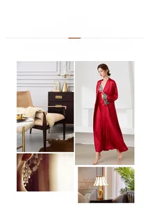 Détail de peignoir en satin rouge avec dentelle grise et nuisette en soie pour femmes