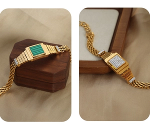 Gros plan de bracelets en chaîne dorée avec malachite et breloques carrées en diamants pavés