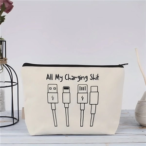 Detailansicht der Canvas-Techniktasche mit lustigem Ladekabel-Aufdruck und Reißverschluss