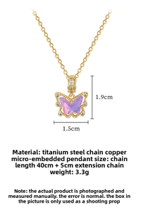 Vue macro du pendentif papillon rose avec chaîne en acier titane plaqué or
