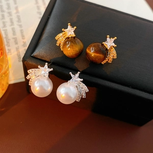 Détails des boucles d'oreilles en forme d'étoile avec perle, oeil de tigre et zircons