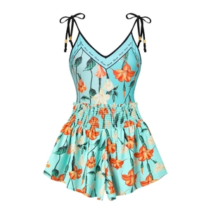Dettaglio del top bikini floreale con scollo a V e spalline regolabili da annodare