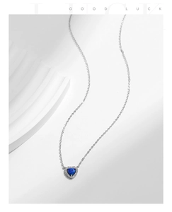 Gros plan du pendentif cœur en argent S925 avec opale bleue et contour scintillant