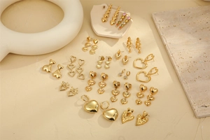 Vue détaillée de diverses boucles d'oreilles cœur en or 18K avec zircons sur fond beige